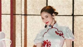 侯佩岑參加選秀節目，第四次公演造型讓網友熱議。（圖／翻攝自微博）