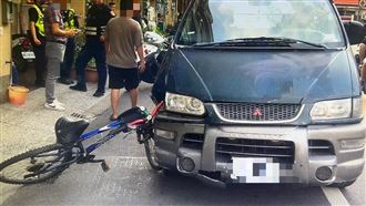 高雄男酒駕釀禍！撞飛13歲男童驚悚畫面曝