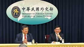 南非將台駐處「降格改地址」，林佳龍（右）表示，已請駐南非代表處進行交涉。（圖／記者簡浩正攝影）