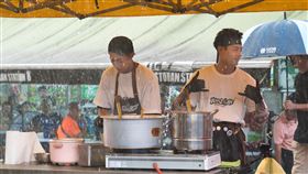 蔡凡熙(左)、禾浩辰馬來西亞遇到大雨。（圖／華視、三立提供）