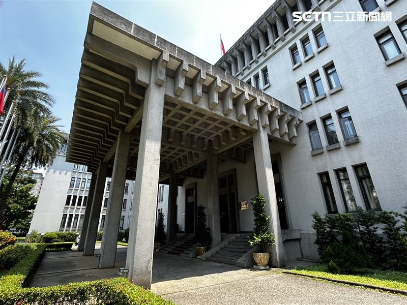 針對南非政府片面將我駐處更名、降等，外交部近日表示將研議以限制晶片出口等措施反制。（圖／記者簡浩正攝影）