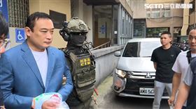 吳明達被警方除暴特勤隊從新北檢準備押往北檢。（圖／記者莊淇鈞攝影）