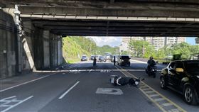 基隆市今天發生一起死亡車禍，一名張姓婦人（76歲）外出買菜，於麥金路違規穿越馬路，遭一名機車騎士撞上後，又在被一輛小客車撞擊，警消人員獲報到場救援，張女經送醫搶救仍不治。