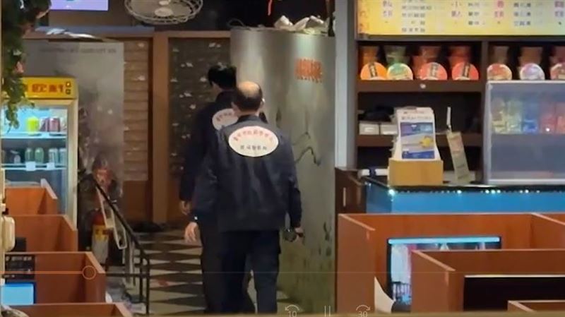 法官檢驗證據，發現潘姓女子曾用手機搜尋「自己偷偷生產、福馬林、鹽酸」，令人毛骨悚然。(圖／翻攝畫面)