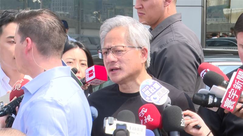 黃仁勳才說不准賣　疑簽名棒球翻價31倍