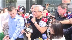 ▲黃仁勳沒穿最愛皮衣外套？他親曝「皮衣出走記」　已親送給了皇室成員（圖／三立電視台） 