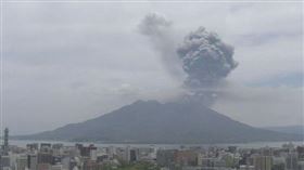 櫻島火山，1天噴發3次，25航班取消，大量火山灰(圖／翻攝自X平台 @鹿兒島KYT NEWS）)