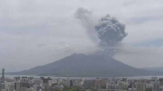 櫻島火山1天噴發3次　火山灰飄25航班取消