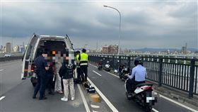 華江橋上機車追撞事故現場情形。（圖／翻攝畫面）