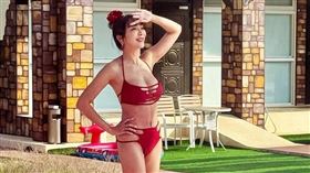 李宓無懼「妊娠紋」風波，再穿比基尼秀好身材展現自信美。（圖／翻攝自李宓ＩＧ)