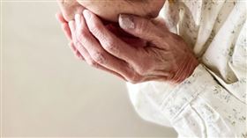 ▲泰國一名73歲老婦人，遭到親生兒子性侵。（示意圖，photoAC）