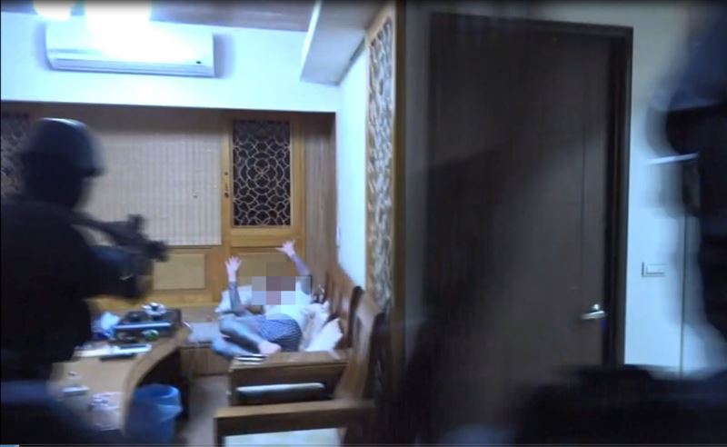 桃園警方攻堅逮捕劉姓主嫌。(圖/翻攝畫面)