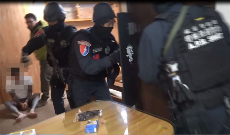 桃園警方攻堅逮捕劉姓主嫌。(圖/翻攝畫面)