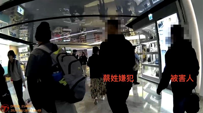 安檢人員從廁所出來也一路跟在兩人身後,並通報航警到場。(圖/翻攝畫面)