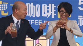 立法院長韓國瑜（左）、南投縣長許淑華（右）16日上午出席「2025南投巧克力咖啡節」宣傳活動，兩人一同上台體驗製作飲品。中央社記者趙世勳攝 114年5月16日