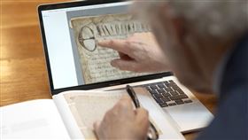 大衛卡本特正在研究《大憲章》，有驚天發現。（翻攝harvard.edu）