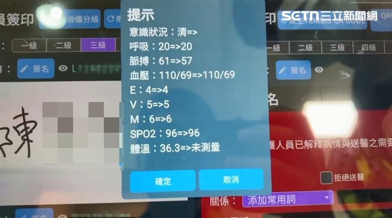 以救護平板電腦掃描急救QRCODE，可即時傳輸病患資訊。（圖／台中市消防局提供）