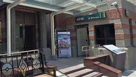 一銀宜蘭分行疑助詐騙集團開戶 3行員交保第一銀行宜蘭分行3名行員，疑似在2年前協助詐騙集團開戶，檢警15日偵訊這3名行員後，分別諭令交保，全案依違反洗錢防制法、銀行法及刑法詐欺罪嫌偵辦，圖為第一銀行宜蘭分行外觀。中央社記者沈如峰宜蘭縣攝 114年5月16日