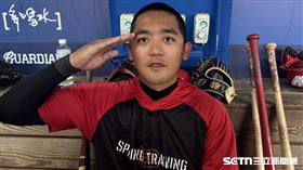 ▲味全龍拿莫・伊漾服兵役後頂著俐落平頭。（圖／記者黃耿誼攝影）