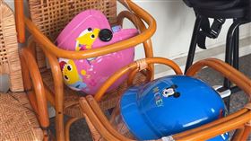  台中，豐原，托嬰中心爆虐童，用力拖拉女童摔地、用力搖晃頭部， 家長指控社會局(圖／翻攝畫面)