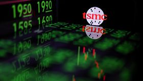 台積電小跌  台股早盤震盪台積電16日開盤小跌，早盤最低990元，跌幅0.3%，牽動台股開盤震盪，早盤最低21697.85點，下跌32.4點。中央社記者翁睿坤攝  114年5月16日