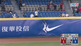 ▲申皓瑋爬牆上演美技。（圖／翻攝自Youtube CPBLTV）