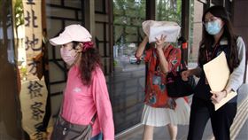 國民黨台北市黨部9黨、志工遭約談　北檢複訊台北地檢署持續偵辦北市雙吳罷免提議書偽造案，16日以被告身分約談9名國民黨台北市黨部黨工、志工到案，傍晚時，其中2名志工（粉衣、橘衣者）移送北檢複訊。中央社記者陳志源攝  114年5月16日