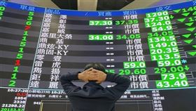 ▲證交所公告114年第一季財報審閱處置名單。除瑞利企業連兩期財報改善，股票恢復正常交易之外，福懋油脂、大西洋飲料、力銘科技、台揚科技4家公司仍列入觀察名單，投資人須留意異常個股風險，審慎評估交易決策。（圖／記者師瑞德攝影）