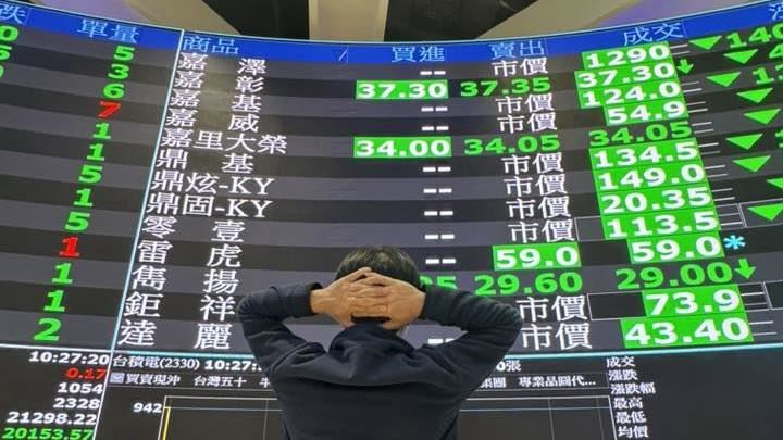 「萬鈞法人視野」認為，對投資人來說，現在最重要的不是猜明天漲跌，而是先把問題拆清楚。第一，看戰事會拖多久，尤其是兩週內有沒有擴大、升級或實質封航。第二，看油價是脈衝式上衝，還是變成連續性走高；如果是後者，通膨預期就會開始侵蝕市場估值。第三，看信用利差有沒有同步擴大，因為真正的系統風險，不只會反映在股市，也會反映在債市。第四，看美元與亞洲貨幣表現，因為一旦避險需求升溫，台股通常不會是最後一個受影響的市場。報告裡其實也是同一個意思：最需要警戒的不是單一事件，而是敘事何時從「短期地緣政治干擾」切換成「1970年代式滯脹重演」。（圖／記者師瑞德攝影）