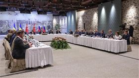 土耳其外交部長費丹（中）主持俄國（右）與烏克蘭（左）之間的會談。(圖/美聯社/達志）