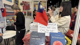 布拉格國際書展  台灣文學作品參展布拉格國際書展15日登場，長期譯介推廣台灣文學的捷克麋鹿出版社在現場展示多部台灣文學作品。中央社記者劉郁葶布拉格攝  114年5月16日