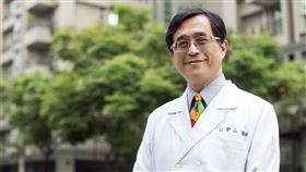 前新光醫院腎臟科醫師江守山代言薦證活化勝卻未遭裁處，民眾質疑相關單位行政不彰。（翻攝江守山臉書）