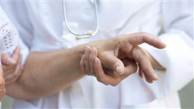 陳志金表示曾有病人危急時，一位稱職的乩童撫慰了家屬的心靈。（示意圖，photoAC）