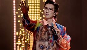 ▲林志炫《歌手》第7名險遭淘汰！造型曝光陸網傻眼了：像一隻瘋了的鸚鵡（圖／翻攝自微博）

