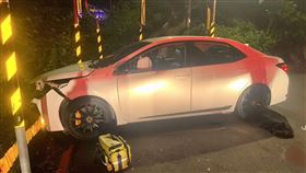 陳女還沒有駕照，就敢開車載人去山上夜遊，行為十分誇張。（圖／翻攝畫面）