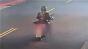 台北文山區一名男扮女裝偷車賊，被警方掌握身分逮捕到案。（圖／翻攝畫面）