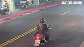 ▲北市趙男刻意變裝成金髮女性竊取機車。（圖／翻攝畫面）