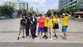 《綜藝玩很大》越南行最終考驗，左起陳妤、畇二、蕭景鴻（阿弟）、坤達、吳宗憲、KID、阿部瑪利亞、泱泱、楊銘威。（圖／好看娛樂提供）