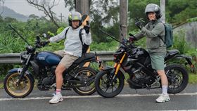 李銘順（左）、李銘忠一起騎重機。（圖／Hami Video提供）