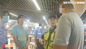 ▲新竹李男（左二）在巨城百貨對4名女子襲臀遭收押。（圖／翻攝畫面）