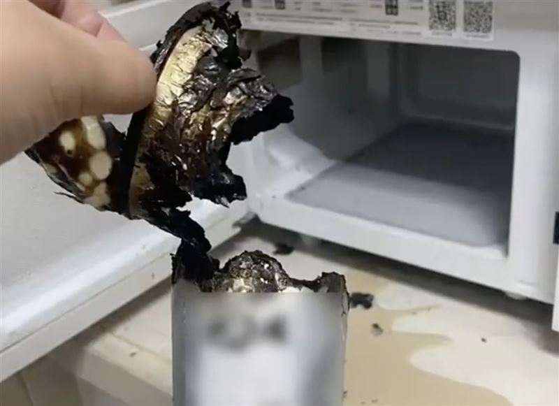 手搖飲「整杯放微波爐」加熱！30秒後起火燒了，網友怒控業者：沒說不能微波。（圖／翻攝自微博）