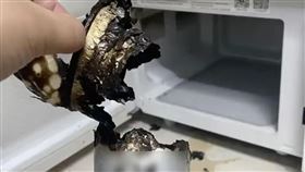 ▲手搖飲「整杯放微波爐」加熱！30秒後起火燒了　怒控業者：沒說不能微波（圖／翻攝自微博）