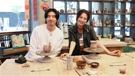 傅孟柏笑說拍戲的時候特別喜歡多拍幾次，（右）為主持人劉品言。（圖／鏡電視提供）