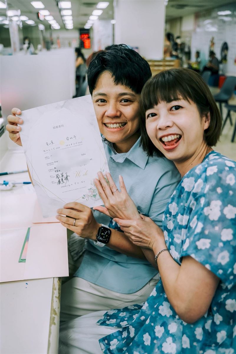 敏迪（左）去年與女友小花（右）登記結婚。（圖／翻攝自敏迪選讀臉書）