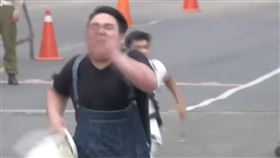 賴虎與兄弟羅剛（唐豐飾）本來想要一起逃兵，結果被士官長王勝男（劉香慈飾）當場抓個正著。（圖／翻攝自YT）