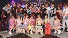 白冰冰（後排中）跟陽帆邀張秀卿上節目。（圖／民視提供）