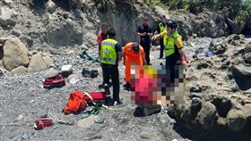 台東富岡國小校長張能發，疑於釣魚時不慎踩空落海，送醫不治。（圖／翻攝畫面）