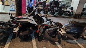 蔣男開車分心，直接將整排機車撞倒，賠償金額恐不容小覷。（圖／翻攝畫面）