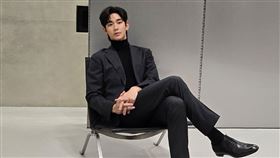 劉亞仁復出，中國網友認為，金秀賢以後也會「沒事」。（圖／翻攝自IG @hongsick／IG @soohyun_k216）