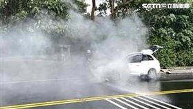 ▲北市1部轎車行經仰德大道二段41巷時突然起火燃燒。（圖／翻攝畫面）